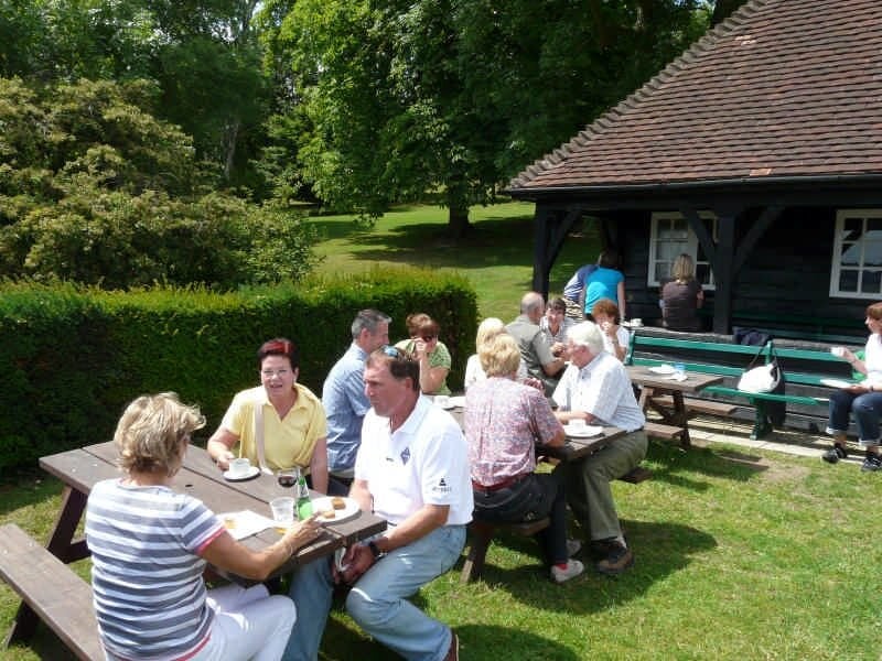 Beisammensein am Clubhaus in Harrow