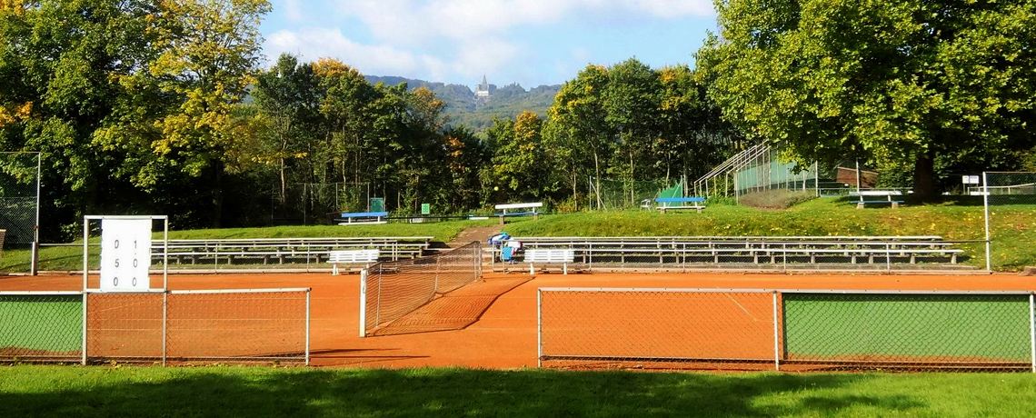 tennisplatz mit aussicht auf herkules